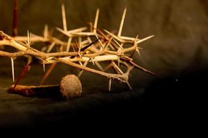 corona de espinas y clavos símbolos de la crucifixión cristiana en pascua foto