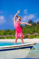 Adorable niña en barco durante las vacaciones de verano foto