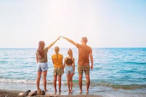 familia joven de vacaciones diviértete mucho foto