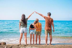 familia joven de vacaciones diviértete mucho foto