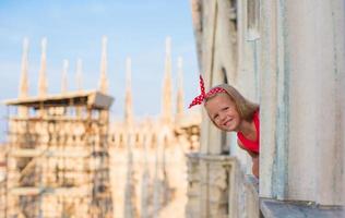 adorable niña en la azotea del duomo, milán, italia foto