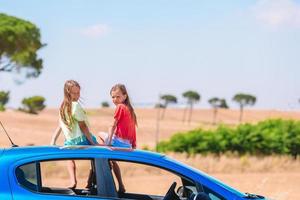 viaje en coche de verano y familia joven de vacaciones foto