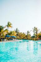 hermoso paisaje de lujo alrededor de la piscina en el complejo hotelero foto