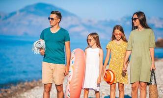 familia joven de vacaciones en la playa foto