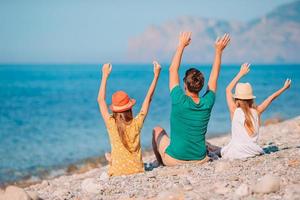 hermosa familia feliz en unas vacaciones en la playa tropical foto