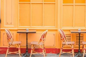 restaurante al aire libre vacío de verano en europa. foto