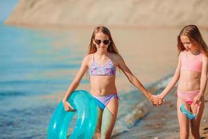 adorables niños pequeños en la playa durante las vacaciones de verano foto