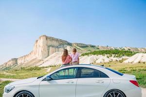 viaje en coche de verano y niños de vacaciones. foto