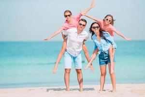 foto de familia feliz divirtiéndose en la playa. estilo de vida de verano
