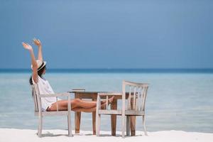 mujer hermosa joven en la playa durante sus vacaciones de verano foto