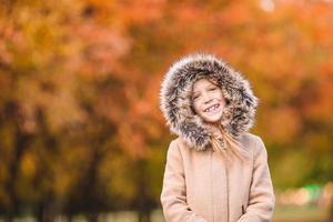 adorable niña en el hermoso día de otoño al aire libre foto