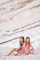 dos niñas felices se divierten mucho en la playa tropical jugando juntas foto
