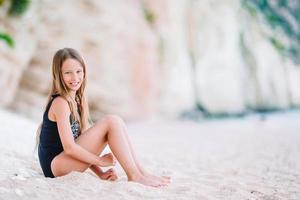 niña linda en la playa durante las vacaciones de verano foto