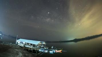 via láctea em sam chong tai, phang nga, bangkok. tam lap, as estrelas e as nuvens noturnas video