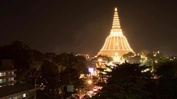 traffico nel davanti di il annuale evento di Phra pathom chedi presto sera video