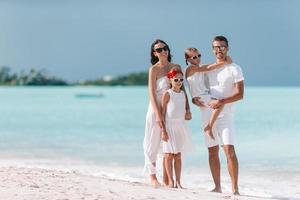 hermosa familia feliz con niños en la playa foto