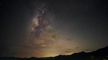 il latteo modo è caduta su di il cielo. nel il periodo prima il Luna sorge video