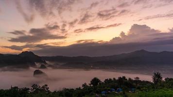 le brouillard du matin sur le côté est a vu le mouvement des nuages orange frapper le soleil à phu lanka, province de phayao, thaïlande. video