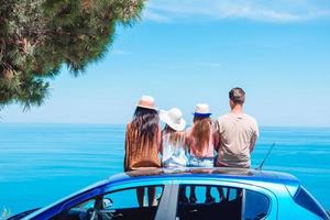 viaje en coche de verano y familia joven de vacaciones foto