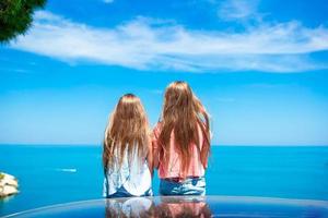 viaje en coche de verano y familia joven de vacaciones foto