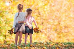 niñas adorables al aire libre en el cálido y soleado día de otoño foto