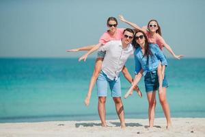 familia joven de vacaciones diviértete mucho foto