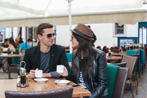 pareja amorosa romántica tomando café, teniendo una cita en el café al aire libre foto