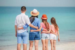 familia joven de vacaciones diviértete mucho foto