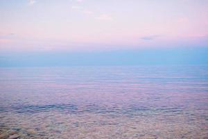 playa de guijarros y cielo azul en el fondo foto