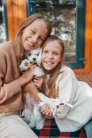 niños felices sentados en la terraza de su casa en otoño foto