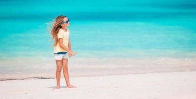 linda niña en la playa durante las vacaciones en el caribe foto