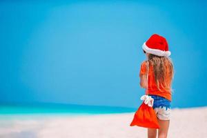 niño en la playa en vacaciones de navidad foto