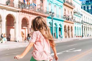 chica turista en zona popular en la habana, cuba. foto