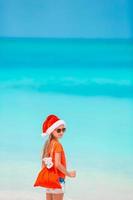 niño en la playa en vacaciones de navidad foto