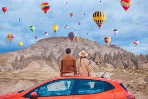 pareja feliz en vacaciones de verano en coche foto