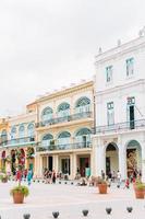 vista auténtica de una calle de la habana vieja con edificios y autos antiguos foto