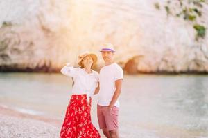 joven pareja en playa blanca durante las vacaciones de verano. foto