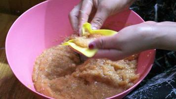 mujer cocinando albóndigas o albóndigas chinas tradicionales, de cerca video