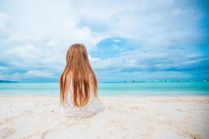 Adorable niña en la playa durante las vacaciones de verano foto