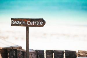 idílica playa tropical en el caribe con arena blanca, aguas turquesas del océano y cielo azul foto