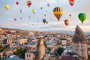 ciudad subterránea de capadocia dentro de las rocas, la antigua ciudad de pilares de piedra. foto