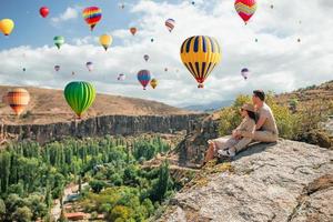 pareja feliz en vacaciones de verano en un lugar famoso. formaciones de cuevas. foto