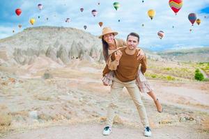 hombre feliz en vacaciones de verano en un lugar famoso. formaciones de cuevas. foto