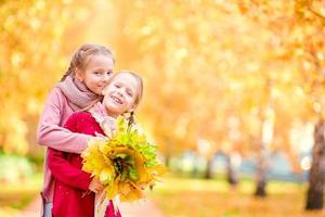 niña feliz al aire libre en un cálido día de otoño. niños en otoño foto