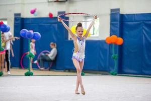 pequeña gimnasta entrenando en la alfombra y lista para las competencias foto