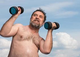 hombre haciendo ejercicio con pesas foto