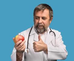 doctor dando manzana para una alimentación saludable foto