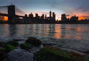 horizonte de manhattan con puente de brooklyn foto