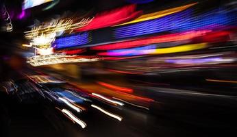 iluminación y luces nocturnas de la gran ciudad. foto