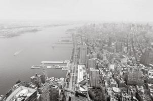 vista del centro de manhattan de la ciudad de nueva york en un día de niebla foto